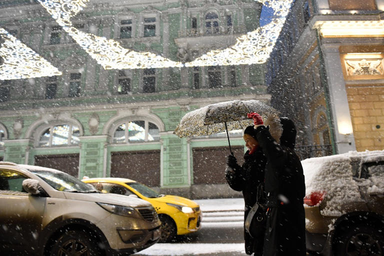 俄罗斯暴雪浩劫，上百架次航班延误或取消