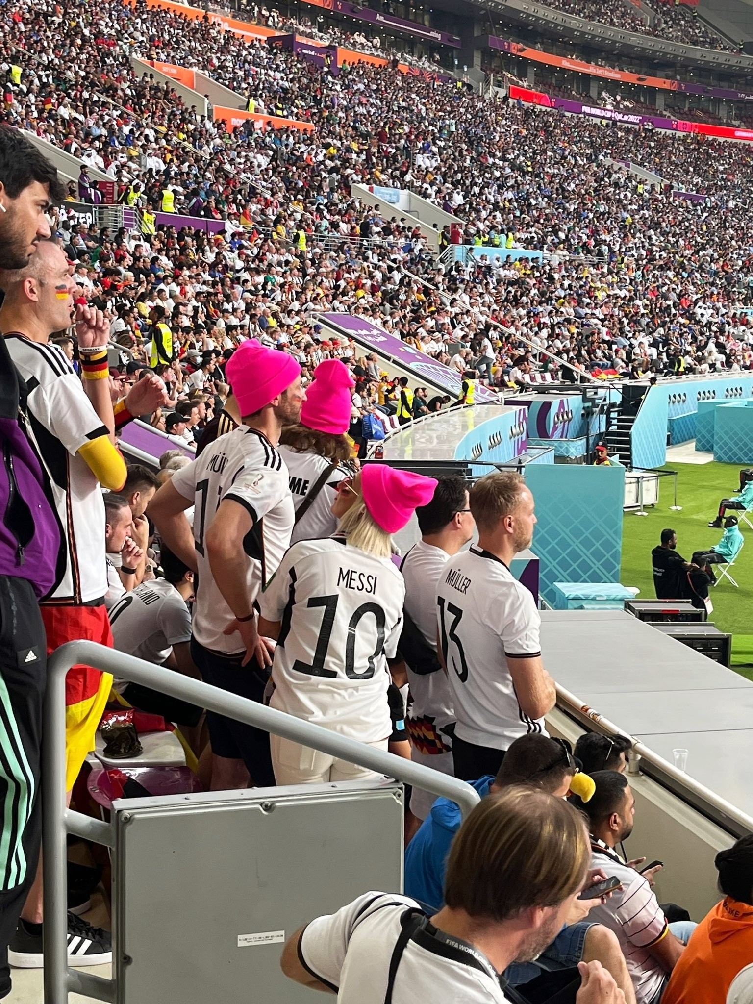 德国女球迷身穿印有梅西的德国球衣现场看球