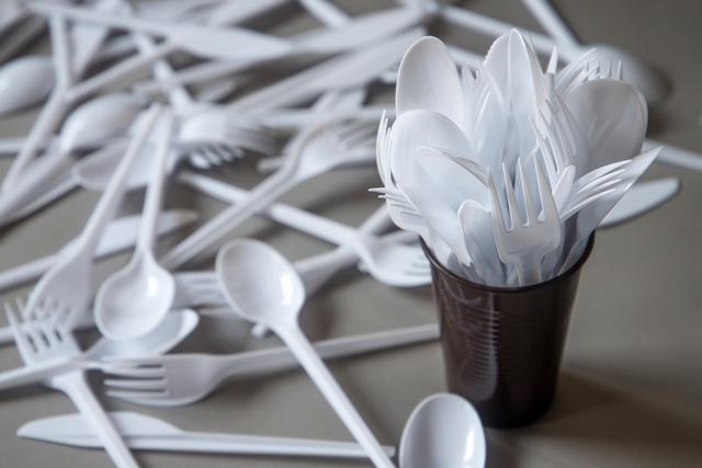 2023年10月起英国将禁用一次性塑料餐具