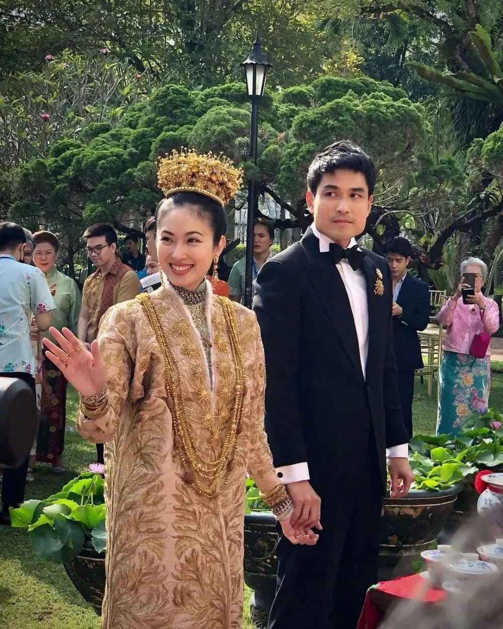 定制礼服、黄金王冠，泰国最美“变性女星”嫁豪门（2023泰国最美“变性女星”嫁豪门）